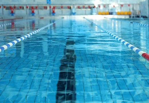 Intensywny zapach chloru na basenie wewnętrznym